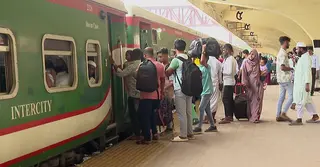 ঈদে নির্বিঘ্নে বাড়ি ফিরছেন যাত্রীরা, সময়মত ছাড়ছে ট্রেন